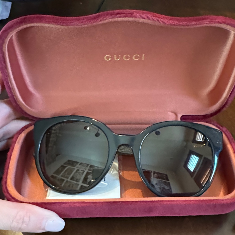 Gucci Elegant Black Sunglasses